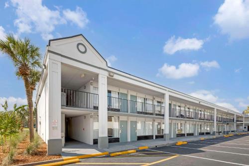 Orange Park Hotel | Rodeway Inn
