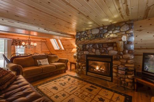 Island Park Casa | Roger Dodger by KABINO Hot Tub 2 Cabins Big Driveway FirePit WiFi Grill Summer 11 Winter 6 People Max
