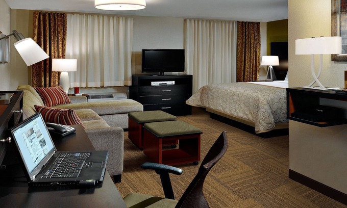 Dearborn Apartamento | Ducha con ruedas | Piscina cubierta, Jacuzzi, Wi-Fi gratis, Desayuno gratis