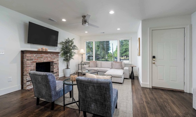 Tuscaloosa Casa | Roll Tide Knoll- 5 min to UA- 6 TVS- 4 BRs