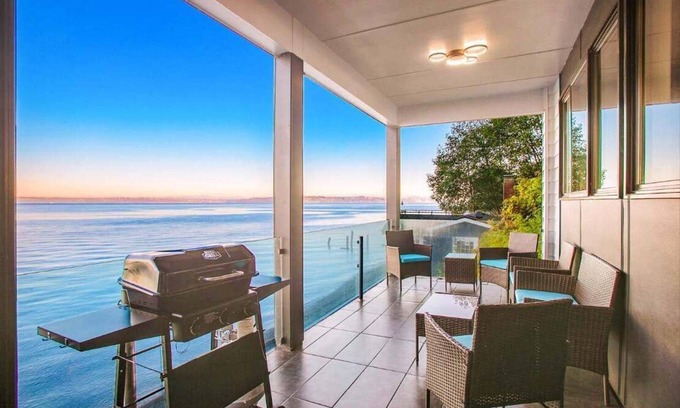 Rollingbay Casa | Rolling Bay Villa: Waterfront Haven in Bainbridge