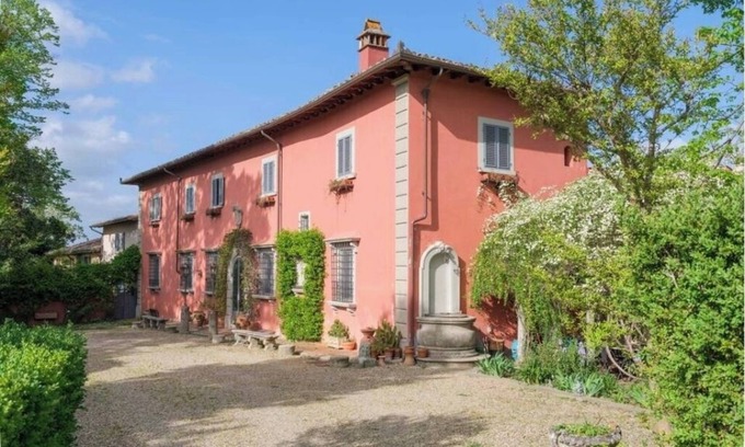 Grassina Cama Y Desayuno | Romantic bedroom in +600years old villa, with pool view