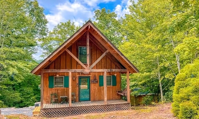 Purlear Cabina | Romantic Cabin Getaway, WIFI, hiking trails waterfalls,and Hot Tub