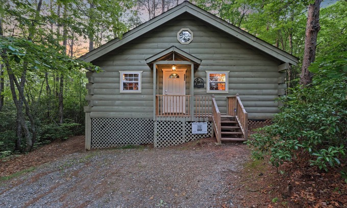 Sautee Nacoochee Cabina | Romantic Cabin near Helen | Hot Tub | Fireplace