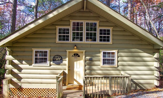 Sautee Nacoochee Cabina | Romantic Cabin Near Helen Hot Tub + Outdoor TV