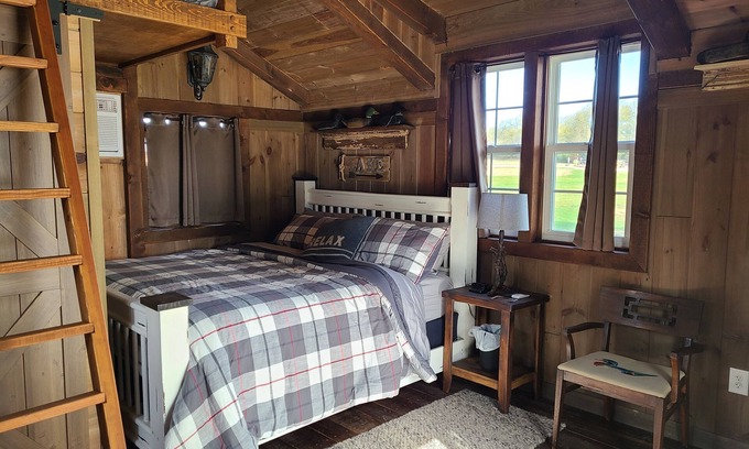 Bates County Cabina | Romantic Country Cabin at Lakeview by Sue