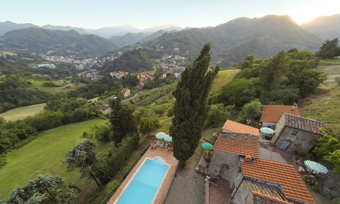 Vernio Otro | acogedor apartamento romántico con gran vista a la piscina valle y la natación