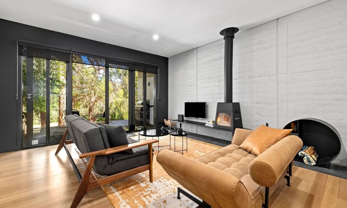 Daylesford Villa | Romantic Daylesford Waterfront: Fireplace, King Bed, Spa