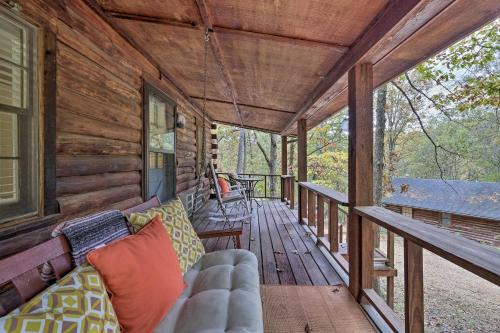 Eureka Springs Casa | Romantic Eureka Springs Cabin with Fireplace!