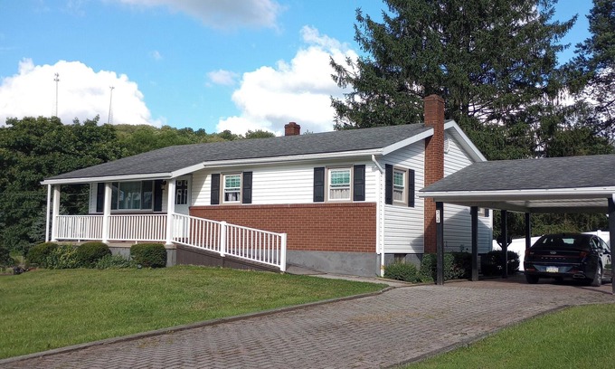 Patton Casa | Romantic/family-friendly 3-bedroom home with fireplaces, central AC, and WiFi