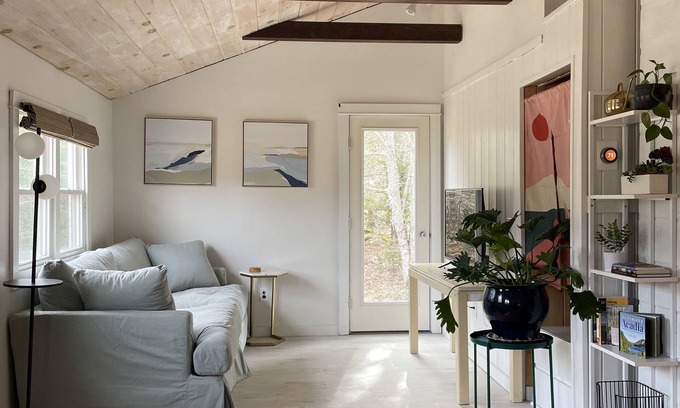 Town Hill Cabina | Romantic Forest Cabin - private, near everything