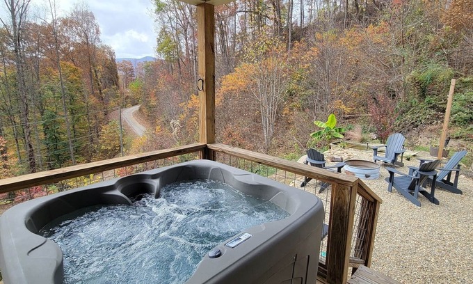 Whittier Cabina | Romantic Getaway starts here! Views, Dog Friendly, Hot Tub, Polar Express
