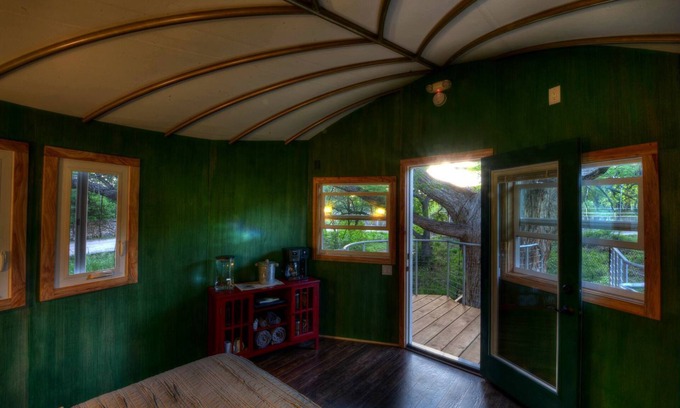 Spicewood Alquiler De RV | Romantic Getaways in Fully-Equipped Tree House Rental in Spicewood, Texas