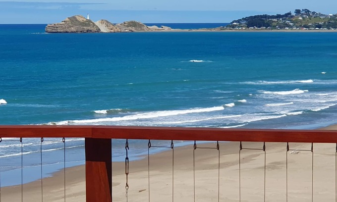 Whakataki Cabaña | Romantic hideaway overlooking beautiful Castlepoint.