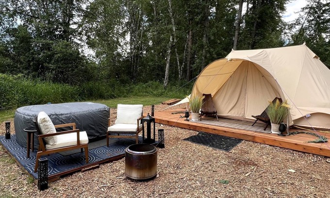 Sandpoint Alquiler De RV | Romantic Luxury Glamping Tent with Riverfront Views near Sandpoint, Idaho