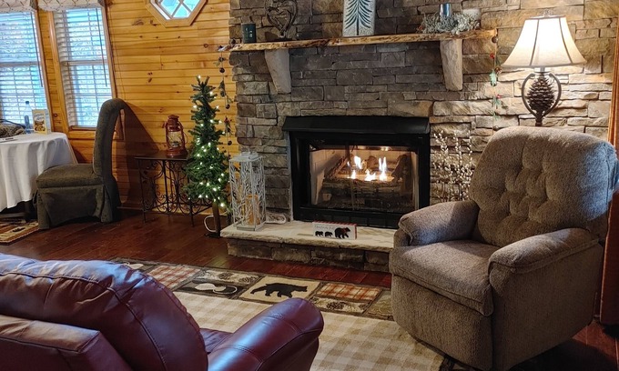 Blairsville Cabaña | Romantic mountain cottage getaway