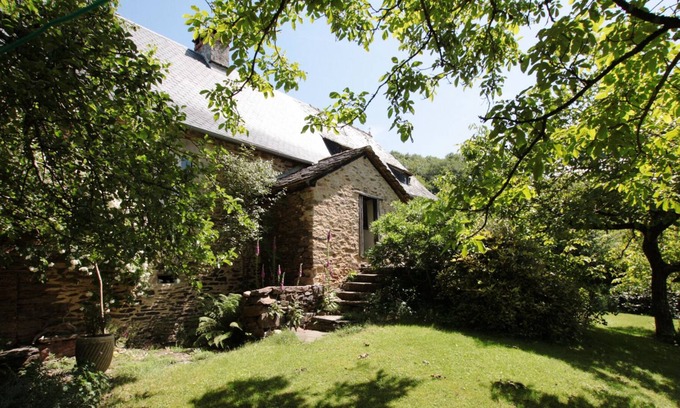 Altillac Casa | Romántica casa rústica de piedra con jardín y hermosa terraza.