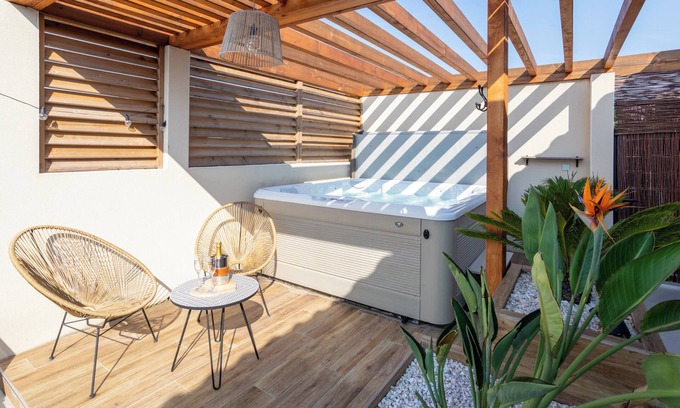 Le Somail Casa | Romantic suite with private jacuzzi - reversible air conditioning - near Canal du Midi