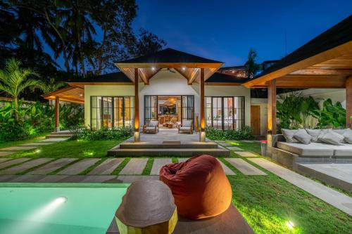 Kutuh Kaja Villa | Romantic Verona Villa Poolside Comfort - Modern Luxury