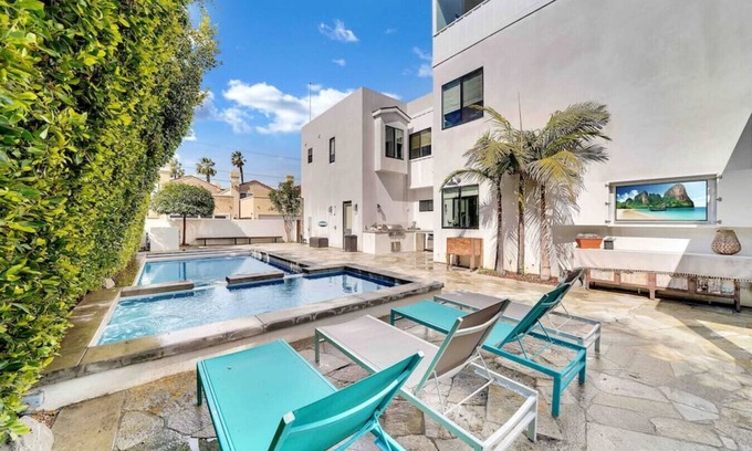 Huntington Beach Casa | Rooftop Air Show Viewing / 2 min walk to beach / private pool