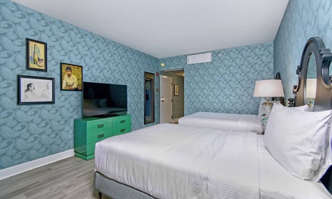 Downtown San Francisco Hotel | Rooftop Pool at SoMa House, Free Breakfast