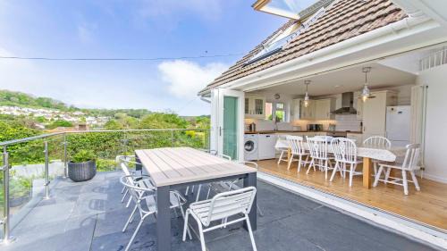 Braunton Casa | Rooftops Braunton, Stylish Beach House - Fantastic Views - Hot Tub hire - Sleeps 8