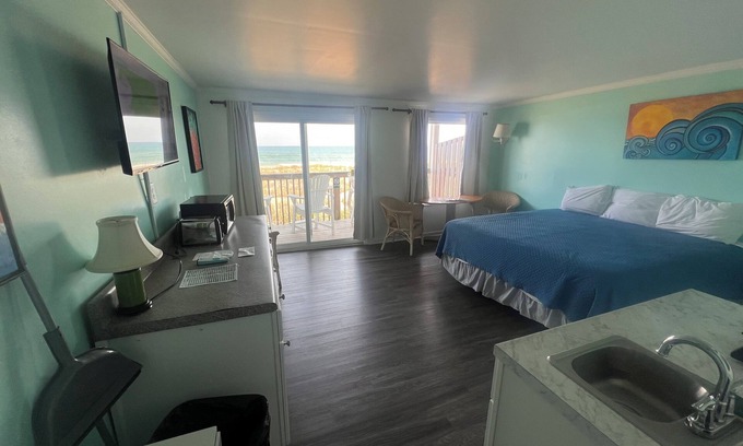 Topsail Beach Hotel | Room #212 Mini Efficiency King Bed Pets Yes