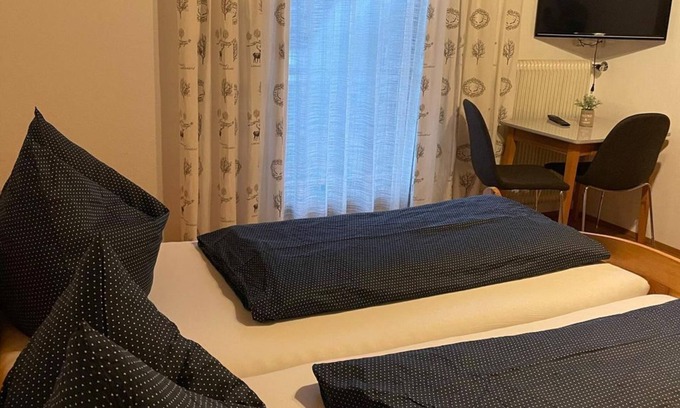 Klosterle Apartamento | Room 4 - Double room, bathroom, WC - Haus St. Martin