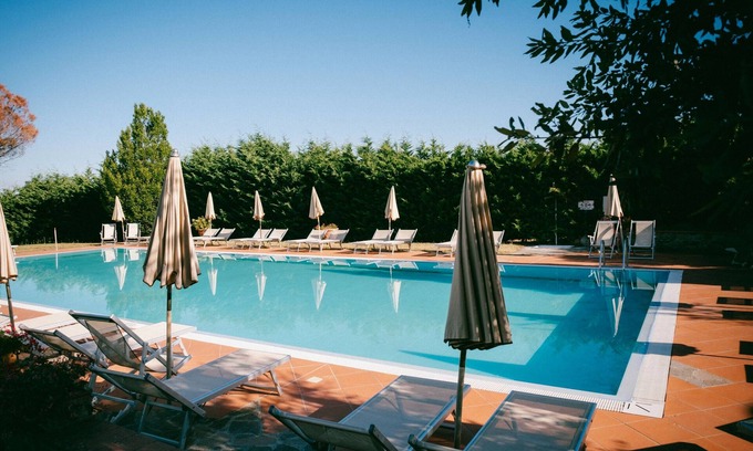 San Donato in Fronzano Apartamento | Habitación '70 H Fattoria Degli Usignoli Triple' con Piscina Compartida, Wi-Fi y Aire Acondicionado