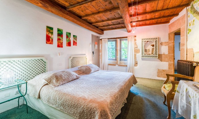 Collias Apartamento | Habitación 'Chambre 11' con piscina compartida, Wi-Fi y aire acondicionado