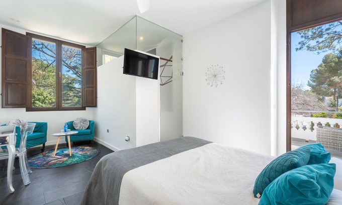 Navajas Apartamento | Habitación 'Esmeralda' con vistas a la montaña, Wi-Fi y aire acondicionado.
