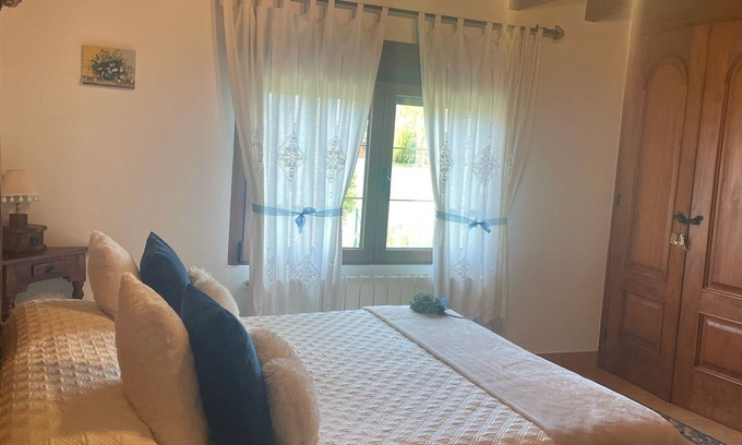 Marina de Cudeyo Apartamento | Habitación 'Jazmín' con vistas a la montaña, terraza compartida y Wi-Fi