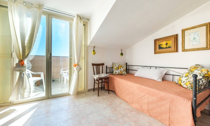 Motta Camastra Apartamento | Room 'Lemon' with Mountain View, Shared Pool and Shared Terrace