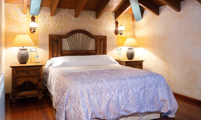 Santianes de Ola Apartamento | Habitación 'Nogal' con vistas a la montaña, jardín compartido y Wi-Fi