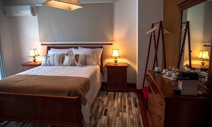 Macedo de Cavaleiros Apartamento | Habitación 'Quarto Ferreirinha' con vistas a la montaña, Wi-Fi y aire acondicionado.