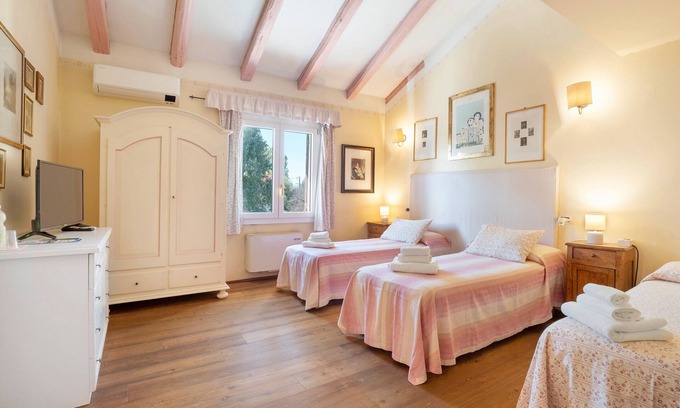 Mirano Apartamento | Room 'Rosa' with Shared Garden, Wi-Fi and Air Conditioning