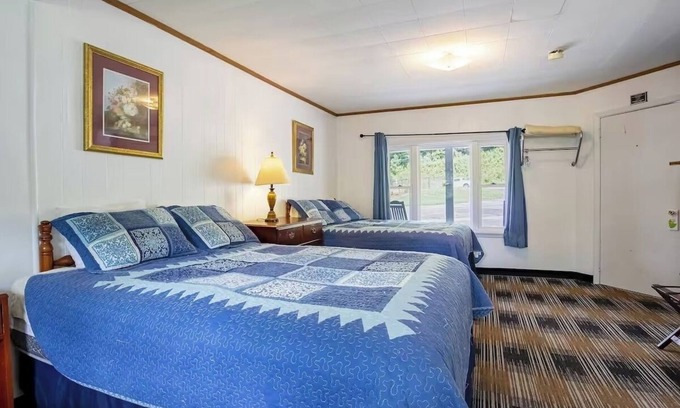 Cherokee Hotel | Room w/BBQ Access & Riverfront Ambiance – Ideal for Relaxing Mountain Retreats