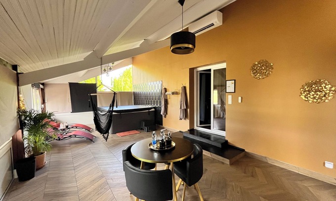 Caupenne Cama Y Desayuno | Room with private spa and cinema room
