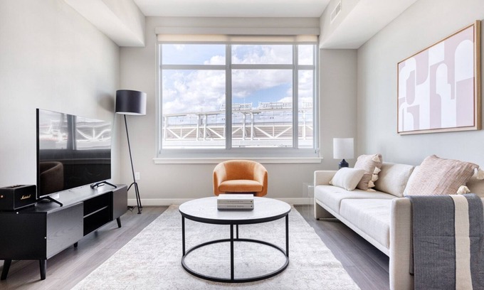 Buzzard Point Apartamento | Roomy Navy Yard 1BR w/ W/D, Roof BBQ & Gym, near Nats Park by Blueground