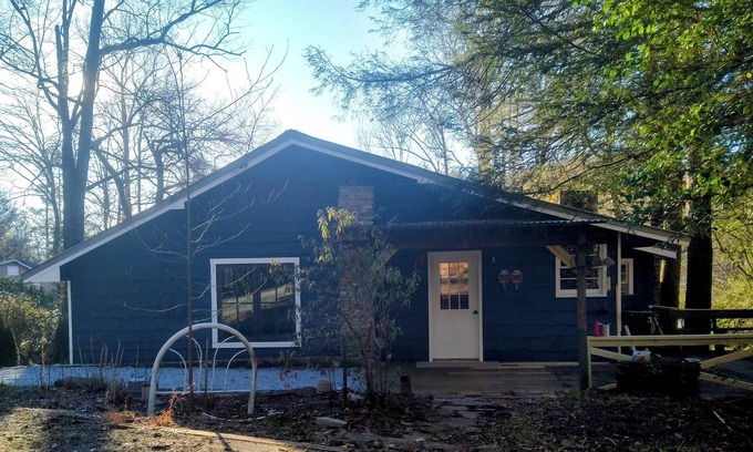 Clayton Cabina | Rose Bud Cottage by Lake Burton!