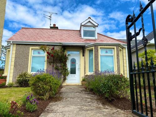 Portrush Casa | Rose Cottage: Delightful 4 bedroom detached home