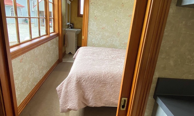 Lowburn Cama Y Desayuno | Rose Creek Cottage – Secluded Vineyard Stay with Stunning Mountain Backdrop
