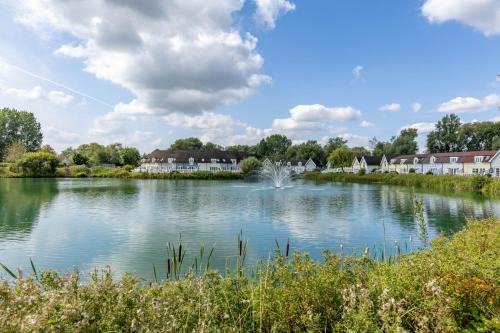 South Cerney Casa | Rose Lake View, 3 Bed Luxury Cotswolds Lake House, South Cerney, Cirencester