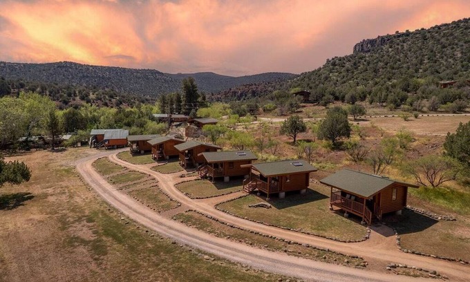 Cornville Cabina | Rose Quartz Cabin: Crystal-Infused Creekside Stay
