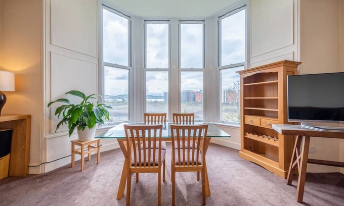 Dundee Apartamento | Roseangle - Spacious Family Apartment with South Facing Garden