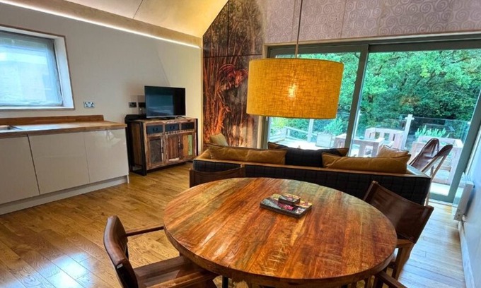 Ammanford Cabina | Rosemary Lodge 2BR + Hot Tub & Sauna Sleeps 4