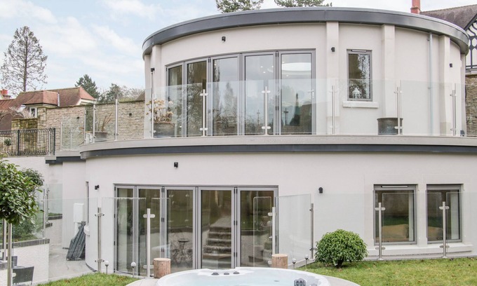 Church Stretton Cabaña | ROUND HOUSE, family friendly, with hot tub in Church Stretton