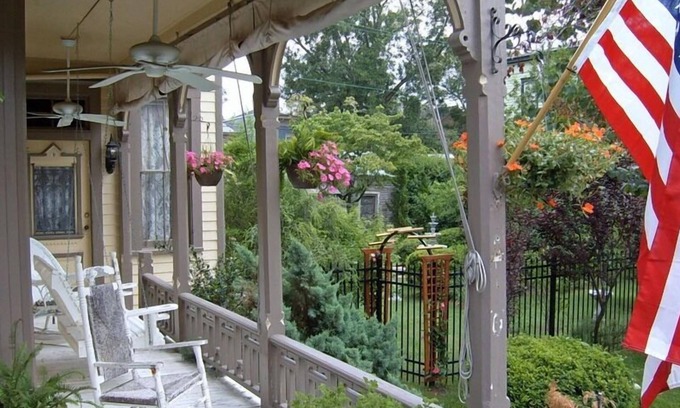 Historic Downtown Savannah Cama Y Desayuno | Roussell's Garden Bed & Breakfast