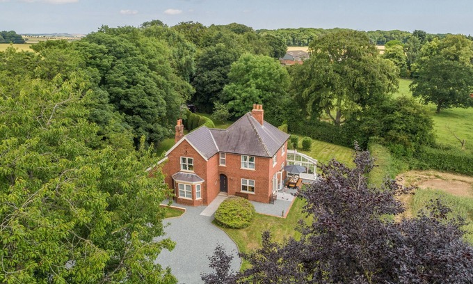 Bainton Cabaña | ROUTHORPE HOUSE, family friendly, with hot tub in Great Driffield