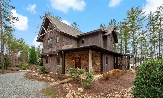 Nebo Casa | Row House | Lakefront Luxury, Gas Grill & Fire Pit!